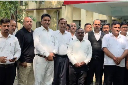 Maharajganj News: महराजगंज में कोतवाल पर अभद्रता का आरोप, अधिवक्ताओं ने एसपी से निलंबन की मांग की