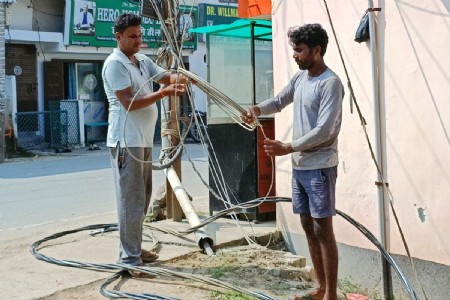 Maharajganj News: सिसवा बाजार में जर्जर बिजली लाइनों के खिलाफ अभियान, पुराने तार और खंभे बदले गए