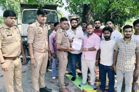 Maharajganj News: सिसवा बाजार में जर्जर सड़क के नवनिर्माण की मांग को लेकर धरना, PWD ने दिया जल्द समाधान का आश्वासन