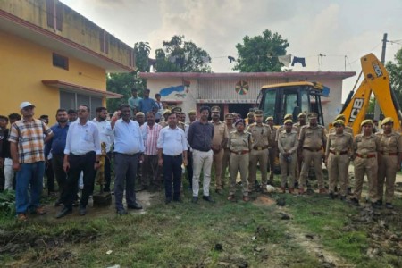 Maharajganj News: फरेन्दा के सेमरा महराज में पोखरी की जमीन से हटाया गया अवैध अतिक्रमण