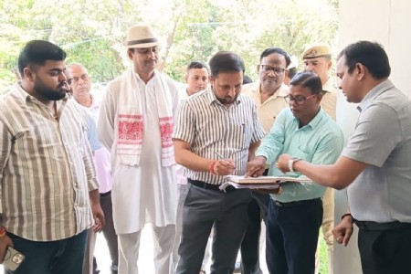 Maharajganj News: डीएम ने EVM-VVPAT स्ट्रांग रूम का किया निरीक्षण, 2027 चुनाव की तैयारियों पर जोर