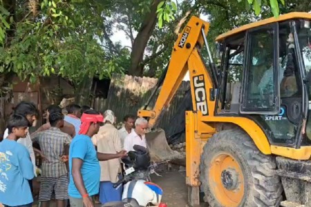 Maharajganj News: निचलौल में नहर की पटरियों से हटाया गया अवैध अतिक्रमण, सिंचाई विभाग की कार्रवाई