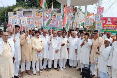 Maharajganj News: ₹2,000 से अधिक UPI भुगतान पर अतिरिक्त शुल्क के विरोध में कांग्रेस की रैली
