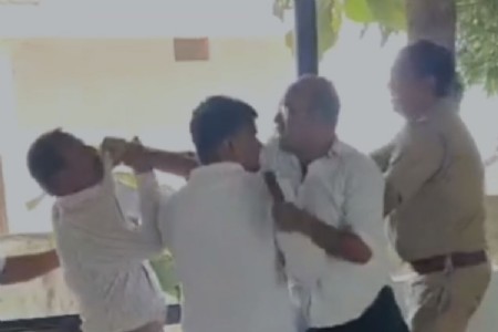Maharajganj News: कोल्हुई थाना परिसर में दो पक्षों में मारपीट, वीडियो वायरल