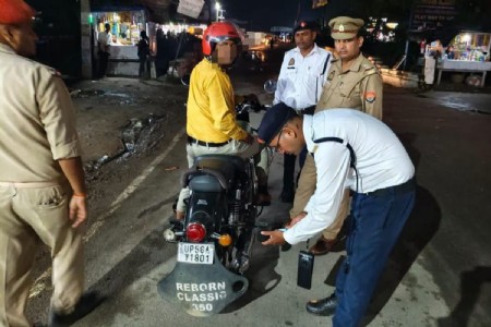 Maharajganj News: मोडिफाइड साइलेंसर और प्रेसर हॉर्न पर पुलिस की सख्ती, 1641 वाहनों की जांच
