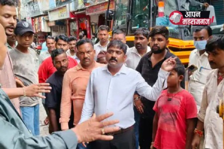 Maharajganj News: नौतनवा में अतिक्रमण के खिलाफ नगर पालिका की कार्रवाई, सड़क की पटरियों से हटाए गए अवैध कब्जे