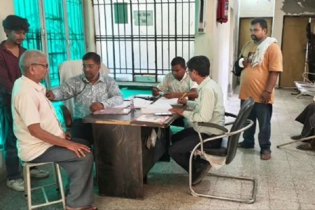 Maharajganj News: महदेवा दूबे में मुख्यमंत्री आरोग्य मेला, 31 मरीजों का हुआ उपचार; वायरल फीवर के मरीज अधिक