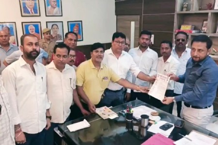 Maharajganj News: UPI लेनदेन पर प्रस्तावित शुल्क के विरोध में व्यापार मंडल ने जताई नाराजगी