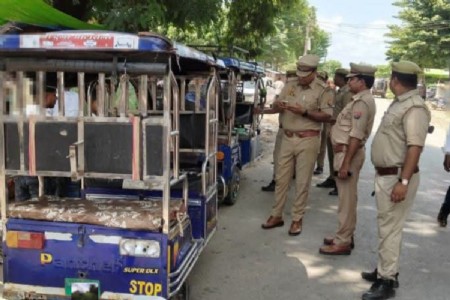 Maharajganj News: नाबालिग ई-रिक्शा चालकों पर पुलिस की सख्ती, 91 ई-रिक्शा सीज और 215 के चालान
