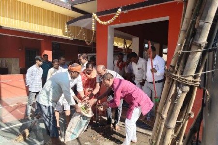 Maharajganj News: फरेंदा में पूर्व विधायक बजरंग बहादुर सिंह ने चलाया स्वच्छता अभियान