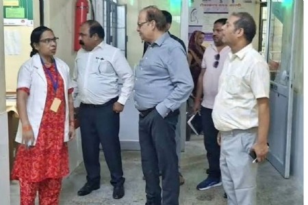 Maharajganj News: बच्ची की मौत के बाद सिसवा CHC पहुंचे CMO, स्वास्थ्य व्यवस्थाओं का लिया जायजा