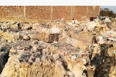 Maharajganj News: नौतनवा में कस्टम की बड़ी कार्रवाई, नेपाल से लाया जा रहा 7.81 टन PPE प्लास्टिक स्क्रैप और ट्रक जब्त