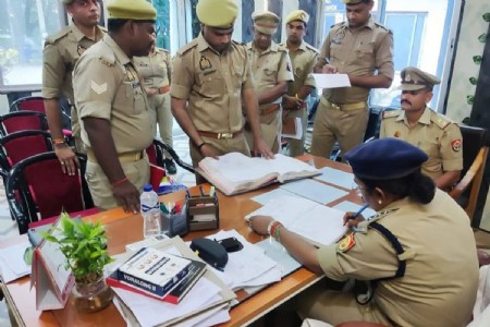 Maharajganj News: फरेंदा थाने का क्षेत्राधिकारी दीपशिखा वर्मा ने किया औचक निरीक्षण, दिए निर्देश