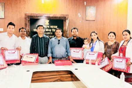 Maharajganj News: सिसवा CHC में रक्तदान एवं स्वास्थ्य शिविर, उत्कृष्ट कार्य करने वाले स्वास्थ्यकर्मी सम्मानित