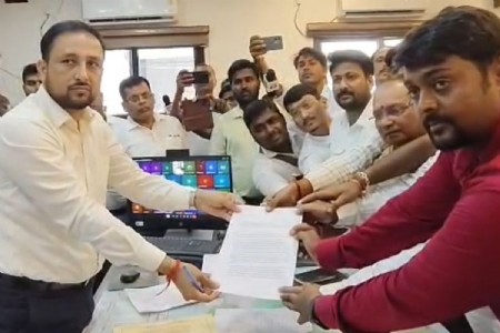 Maharajganj News: पत्रकारों ने DM को सौंपा ज्ञापन, सोशल मीडिया टिप्पणी और रेस्टोरेंट जांच की मांग
