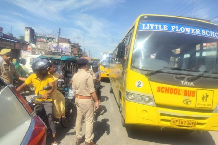 Maharajganj News: बच्चों की सुरक्षित यात्रा को लेकर स्कूल बसों की चेकिंग, फिटनेस से CCTV और फायर तक जांची व्यवस्था