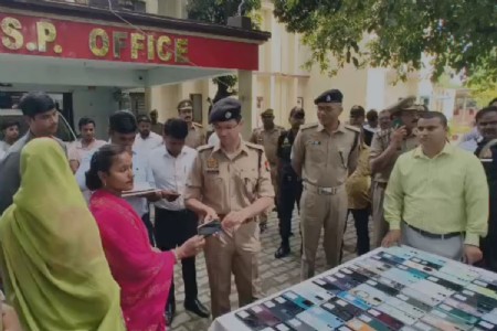 Maharajganj News: महराजगंज पुलिस ने बरामद किए 110 गुम मोबाइल, 27 लाख रुपये की कीमत