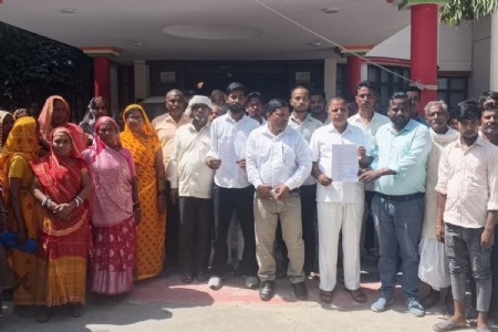 Maharajganj News: लक्ष्मीपुर में 30 साल पुरानी सड़क जर्जर, ग्रामीणों ने DM से मांगी मरम्मत