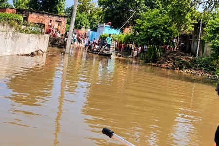 Maharajganj News: नारायणी नदी का जलस्तर बढ़ा, 5 हजार की आबादी प्रभावित; SDRF ने संभाला मोर्चा