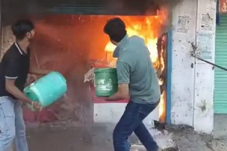 Maharajganj News: दुर्गा मंदिर के पास कपड़े के शोरूम में लगी आग, लाखों का नुकसान