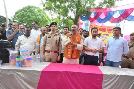 Maharajganj News: बाढ़ प्रभावित गेढ़वा गांव पहुंचे DM-SP, ग्रामीणों में बांटी राहत सामग्री