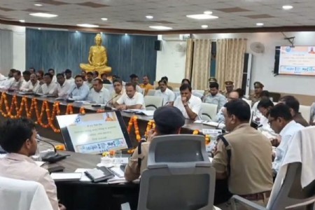Maharajganj News: महराजगंज में 10 करोड़ से अधिक की परियोजनाओं की मंडलायुक्त ने की समीक्षा, दिसंबर तक काम पूरा कराने के निर्देश