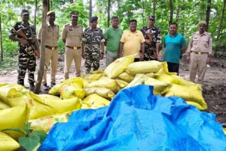 Maharajganj News: भारत-नेपाल सीमा पर बड़ी कार्रवाई, 55 बोरी लावारिस यूरिया खाद बरामद