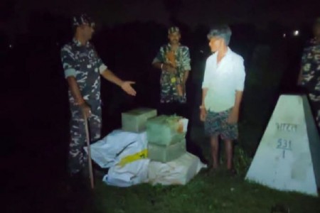 Maharajganj News: एसएसबी ने 4 हजार मोबाइल बैटरियों के साथ एक तस्कर को किया गिरफ्तार, दूसरा नेपाल फरार