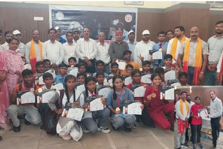 Maharajganj News: मंडल स्तरीय शतरंज प्रतियोगिता में महराजगंज इंटर कॉलेज की लक्ष्मी चौहान और दीपांशु बने चैंपियन, स्टेट के लिए चयनित