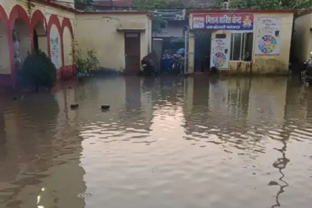 Maharajganj News: हल्की बारिश में सदर कोतवाली परिसर में जलभराव, पुलिसकर्मियों और फरियादियों की बढ़ी परेशानी