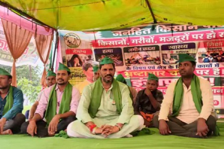 Maharajgani News: महराजगंज में जनहित किसान पार्टी का अनिश्चितकालीन धरना शुरू, श्याम सुंदर दास ने उठाए कई मुद्दे