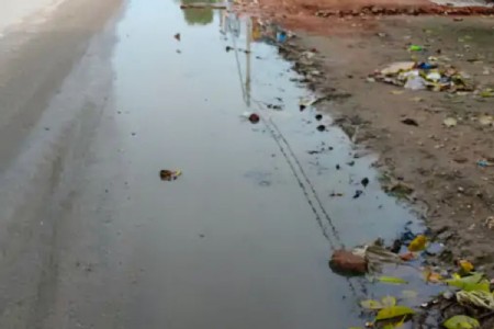 Maharajganj News: सिसवा-निचलौल मार्ग के कटहरी बाजार में जलभराव से राहगीरों और ग्रामीणों की बढ़ी परेशानी