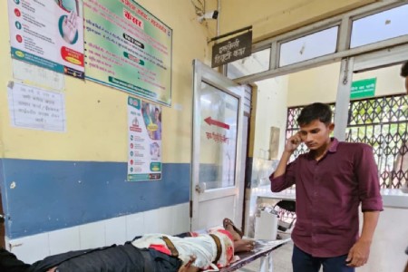 Maharajganj News: महराजगंज के निचलौल में दो बाइकों की आमने-सामने भिड़ंत, 17 वर्षीय युवक गंभीर घायल