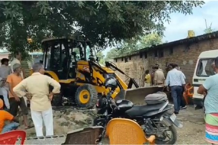 Maharajganj News: महराजगंज के खड़खोड़ा में शिव मंदिर परिसर से हटा अतिक्रमण, राजस्व और पुलिस टीम रही मौजूद
