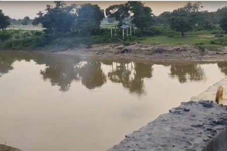 Maharajganj News: महराजगंज में रोहिन नदी में कूदा कक्षा 7 का छात्र, 22 घंटे बाद भी नहीं मिला सुराग